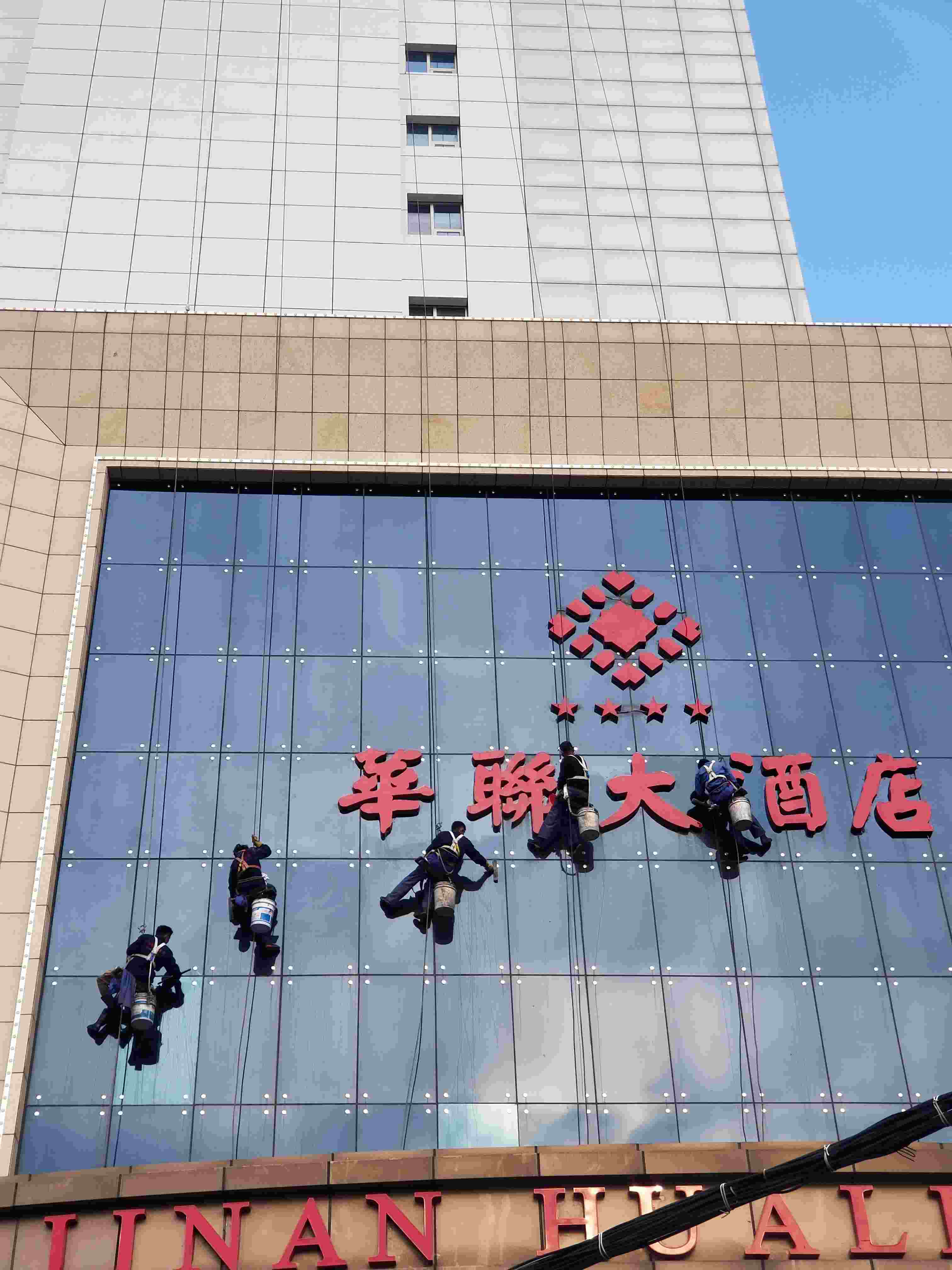 青岛玻璃幕墙清洗.jpg